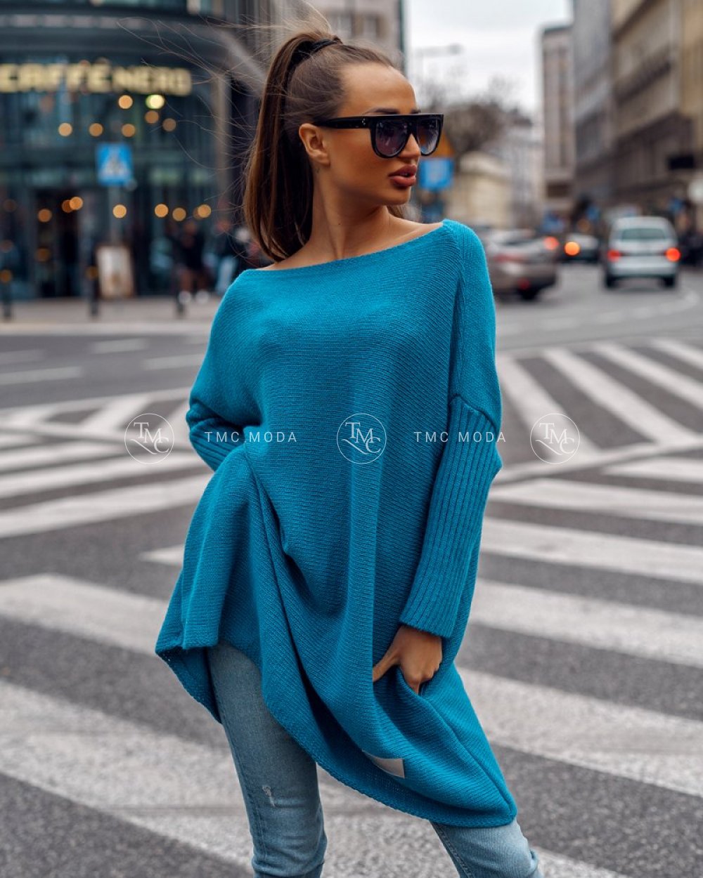 modrý oversize sveter